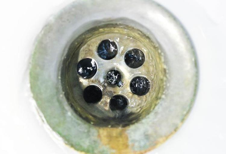 Tıkalı lavaboyu tek hamlede açıyor 2 kaşık kullanmak yetiyor, tesisatçılara para dökmeye son