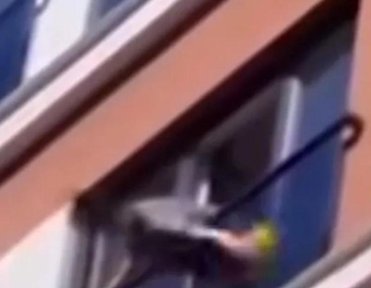 Ünlü şarkıcı Hatice cam silerken herkesi korkuttu Tehlikeli anlar