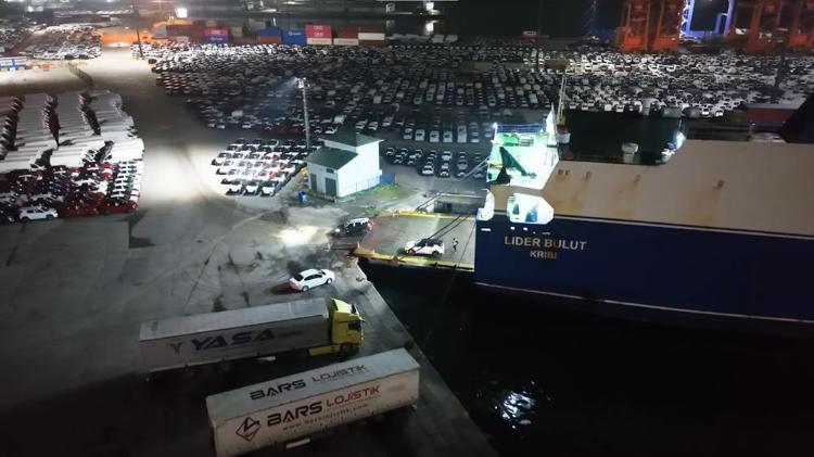 Haydarpaşada 2026 mesaisi Yüzlerce sıfır araç gemiden indi