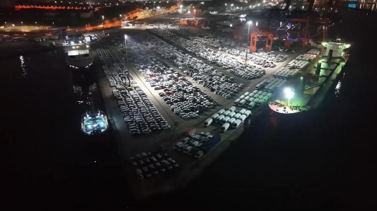 Haydarpaşada 2026 mesaisi Yüzlerce sıfır araç gemiden indi