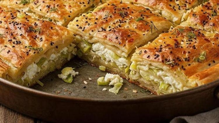 PEYNİRLİ VE MAYDANOZLU TAVA BÖREĞİ (YALANCI SU BÖREĞİ)