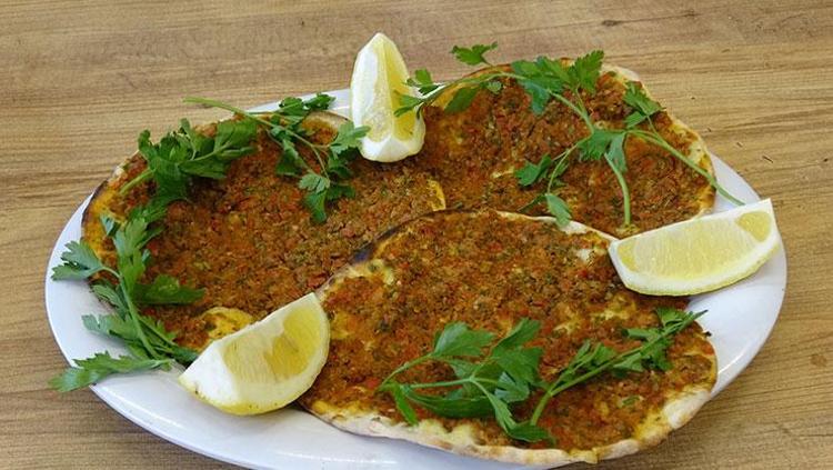 LAHMACUNA SOĞAN YERİNE SARIMSAK KONULUR
