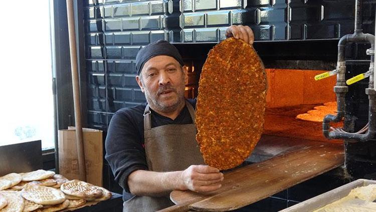 SARIMSAK LAHMACUNA AYRI BİR LEZZET VE TAT VERİR