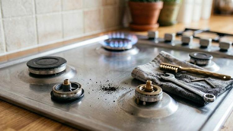 Ocağınız ilk günkü gibi yanmıyor mu Bu yöntem hem doğalgaz faturasını hafifletiyor hem de ocağın yanma performansını ikiye katlıyor