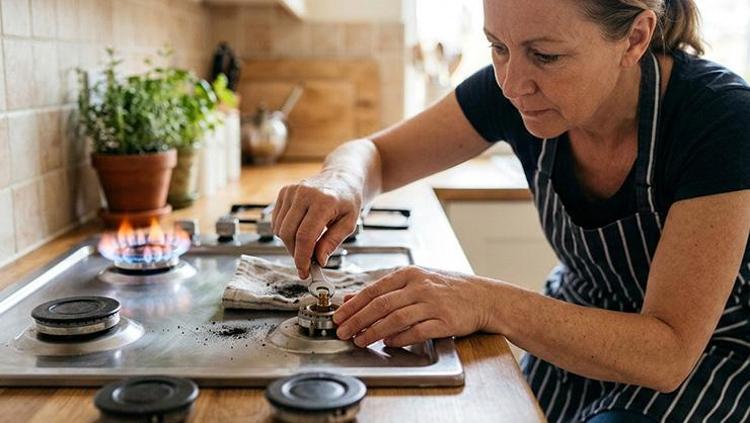 Ocağınız ilk günkü gibi yanmıyor mu Bu yöntem hem doğalgaz faturasını hafifletiyor hem de ocağın yanma performansını ikiye katlıyor