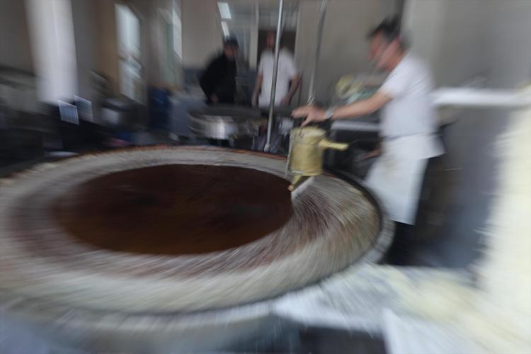 Tam 45 yıldır aynı ocakta yapılıyor Ramazan ayının en ucuz tatlısı için kilosu 180 TLden kapış kapış satılıyor