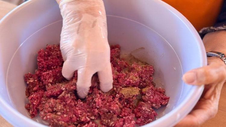 Köfte harcındaki kritik detay Yumurtanın beyazı mı yoksa sarısı mı konur