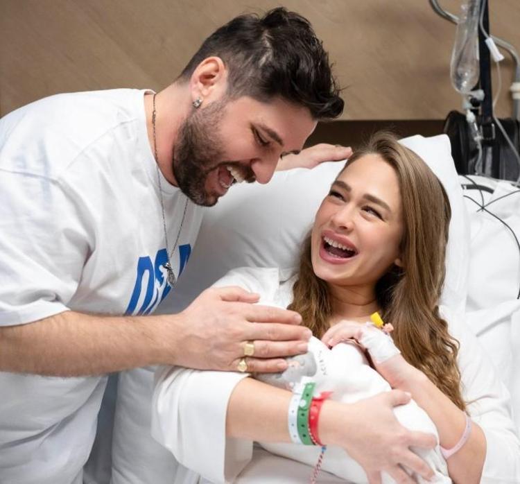 ŞİMDİ O HAYAL KARŞIMDA DURUYOR