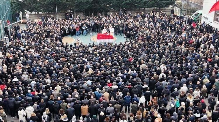 ÖĞRETMENLER İL MİLLİ EĞİTİMİN ÖNÜNDE TOPLANDI