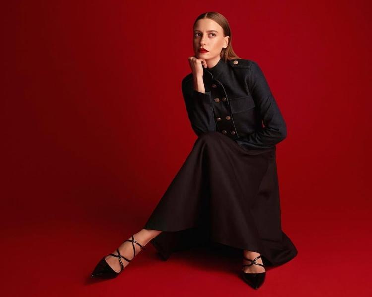 Pariste nefes kesen anlar Serenay Sarıkaya kırmızı halıda büyüledi