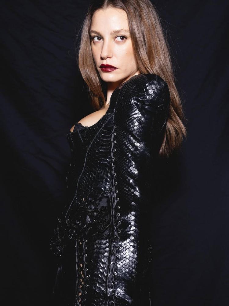 Pariste nefes kesen anlar Serenay Sarıkaya kırmızı halıda büyüledi