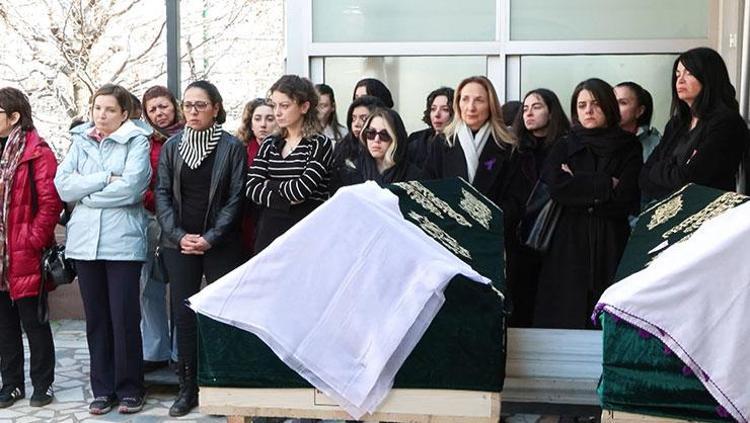 İstanbulda denizde ölü bulunan anne ve kızı toprağa verildi Tabutu kadınlar taşıdı