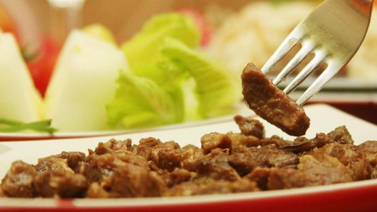 Eti böyle hazırlayınca lokum gibi yumuşacık oluyor Ağızda dağılıp lezzet şöleni yaşatıyor, tek malzeme yeterli oluyor