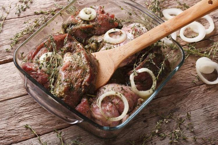 Eti böyle hazırlayınca lokum gibi yumuşacık oluyor Ağızda dağılıp lezzet şöleni yaşatıyor, tek malzeme yeterli oluyor