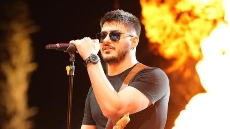 Semicenk evinde kaza geçirdi İşte başına 7 dikiş atılan ünlü şarkıcının sağlık durumu