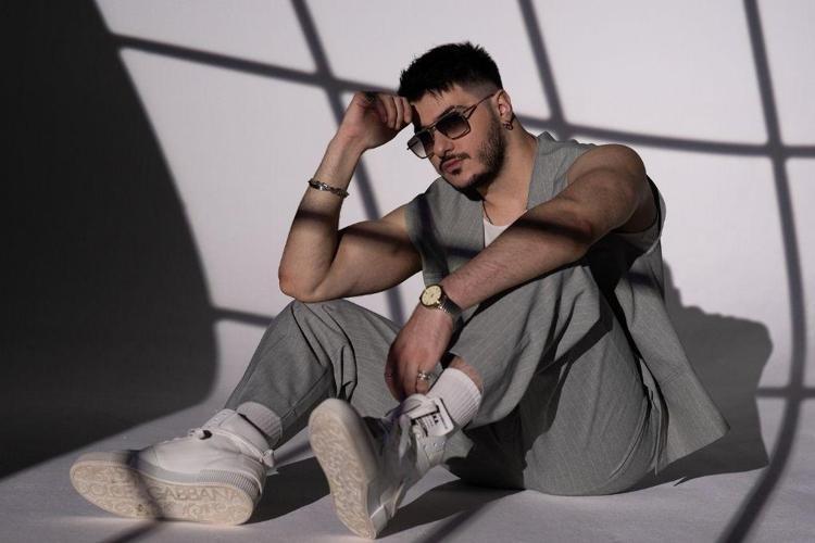 Semicenk evinde kaza geçirdi İşte başına 7 dikiş atılan ünlü şarkıcının sağlık durumu