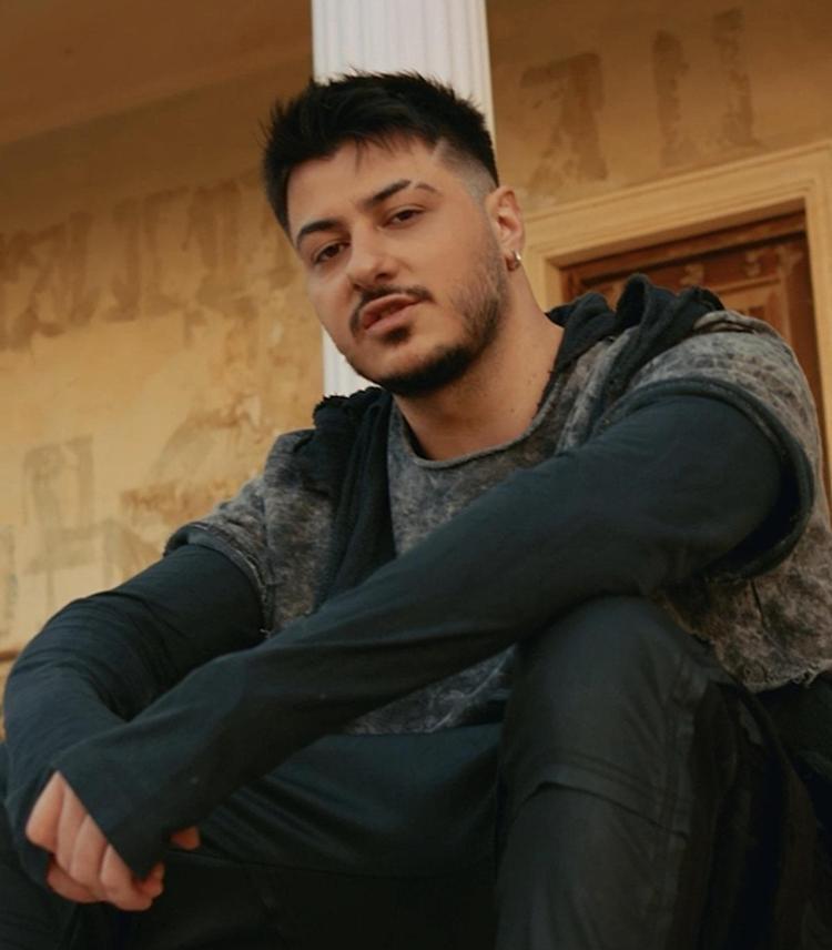 Semicenk evinde kaza geçirdi İşte başına 7 dikiş atılan ünlü şarkıcının sağlık durumu