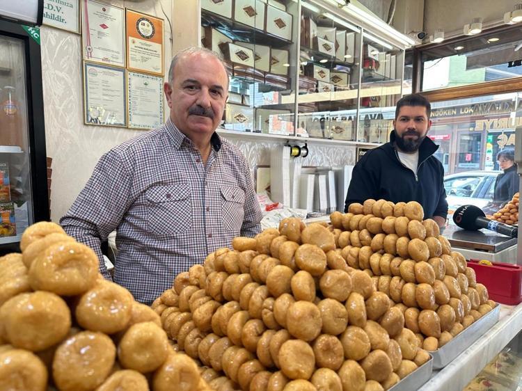 Bursada Meraklı Baklavacı olarak tanınıyor İlk kez 1960 yılında yapıldı, sadece Ramazanda satılıyor