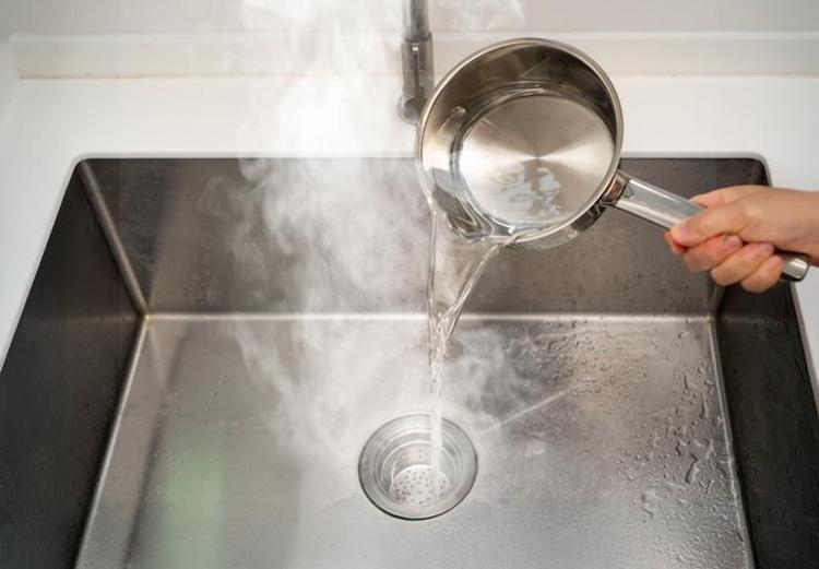 Evinizdeki gizli tehlike: Mutfak lavabosuna kaynar su dökünce bakın ne oluyor