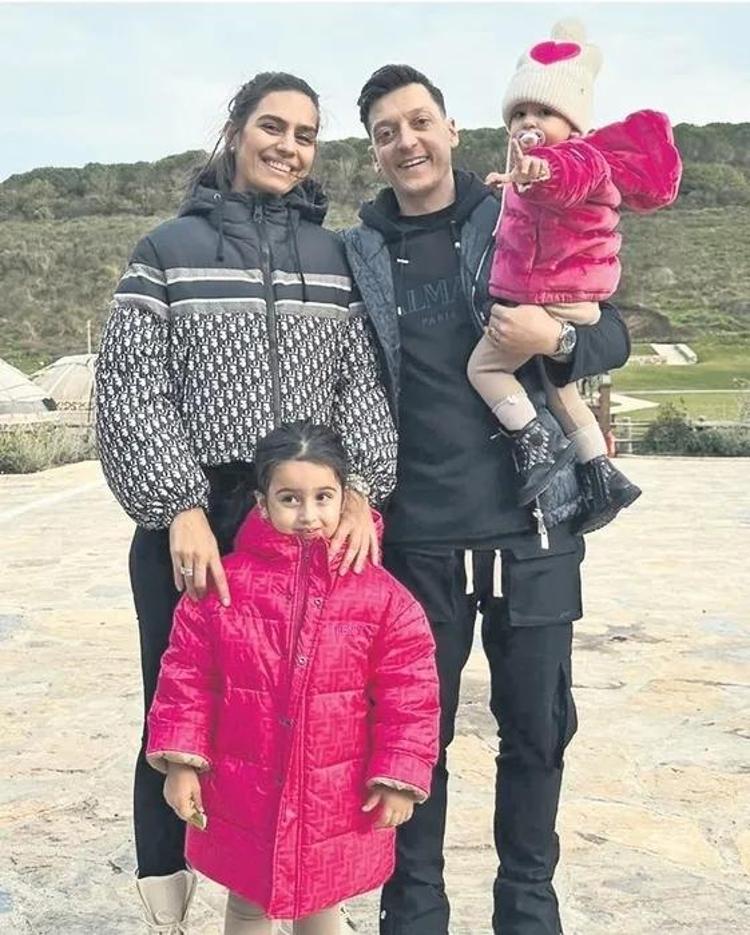 İki yakın arkadaş aynı heyecanı yaşıyor Amine Gülşe ve Özlem Ada Şahin bebek kutlamasında buluştular