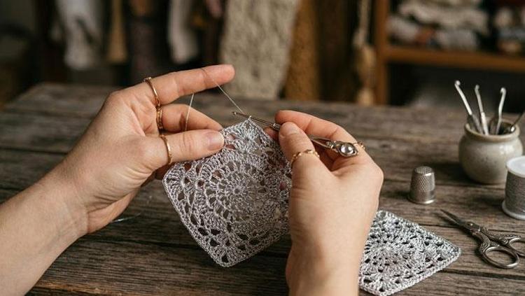 Örgü örenler bir türlü karar veremiyor Şiş kullanmak mı daha pratik yoksa tığ mı