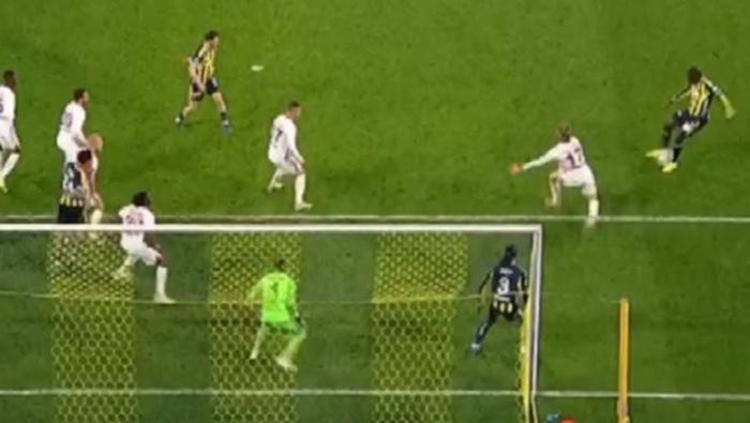 FENERBAHÇENİN GOLÜNDE OFSAYT VAR MI