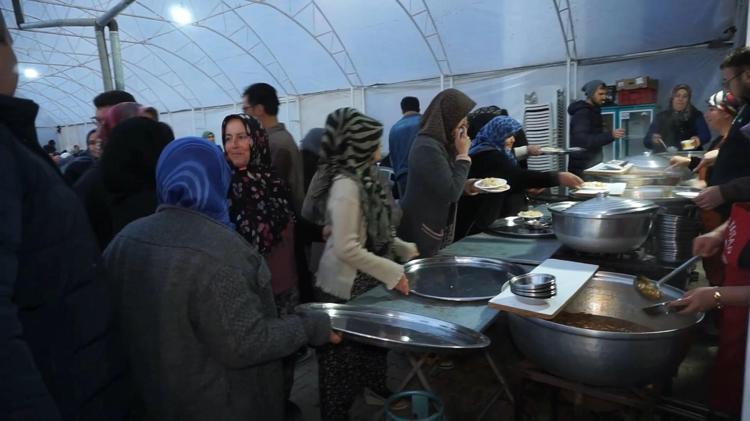 İFTAR SOFRALARININ MUTFAĞINDA BÜYÜK EMEK VAR