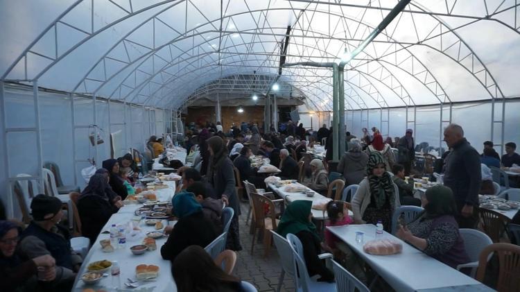 Bu köyde yalnızca bir tane iftar sofrası kuruluyor 300den fazla kişi tek sofrada buluşuyor