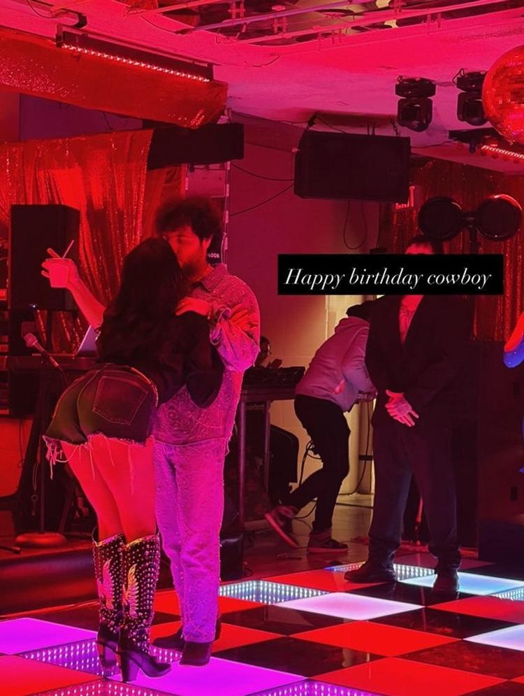 Selena Gomez ve Benny Blanco’nun parti kareleri sosyal medyayı salladı