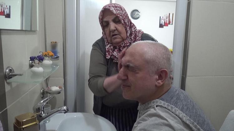 22 yıllık polis nöbeti 78 yaşındaki anne, engelli oğluna bebek gibi bakıyor