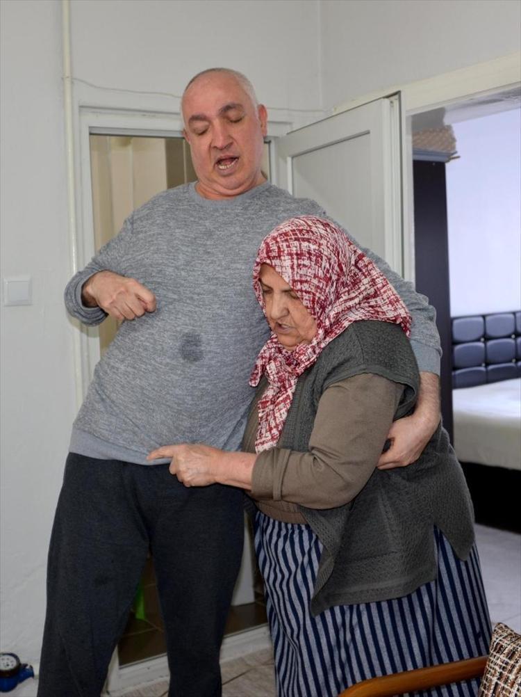 22 yıllık polis nöbeti 78 yaşındaki anne, engelli oğluna bebek gibi bakıyor