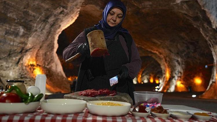 Iğdırda misafir yemeği olarak yapılıyor Sırt etinin taşta sabırla dövülmesiyle hazırlanıyor