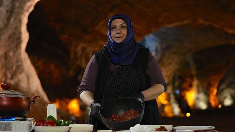 Iğdırda misafir yemeği olarak yapılıyor Sırt etinin taşta sabırla dövülmesiyle hazırlanıyor