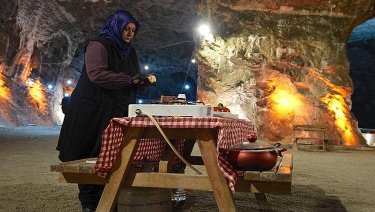 Iğdırda misafir yemeği olarak yapılıyor Sırt etinin taşta sabırla dövülmesiyle hazırlanıyor