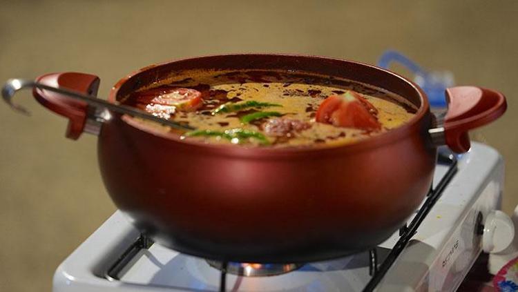 Iğdırda misafir yemeği olarak yapılıyor Sırt etinin taşta sabırla dövülmesiyle hazırlanıyor