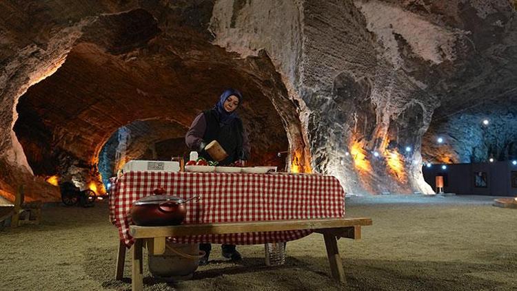 Iğdırda misafir yemeği olarak yapılıyor Sırt etinin taşta sabırla dövülmesiyle hazırlanıyor