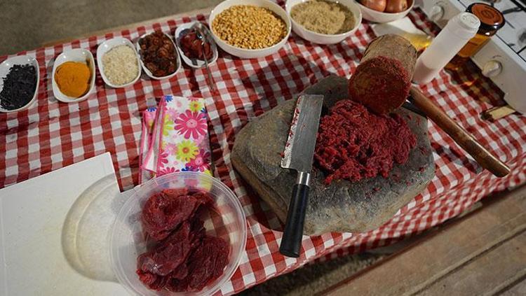Iğdırda misafir yemeği olarak yapılıyor Sırt etinin taşta sabırla dövülmesiyle hazırlanıyor