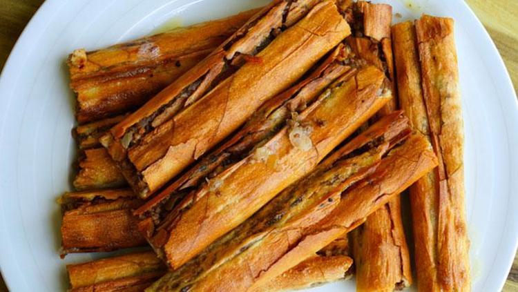 Pide değil sanki bir sanat eseri İncecik çıtır çıtır hamuru ve iç harcıyla öne çıkıyor