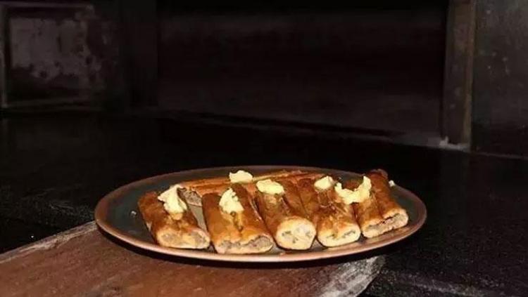 Pide değil sanki bir sanat eseri İncecik &ccedil;ıtır &ccedil;ıtır hamuru ve i&ccedil; harcıyla &ouml;ne &ccedil;ıkıyor