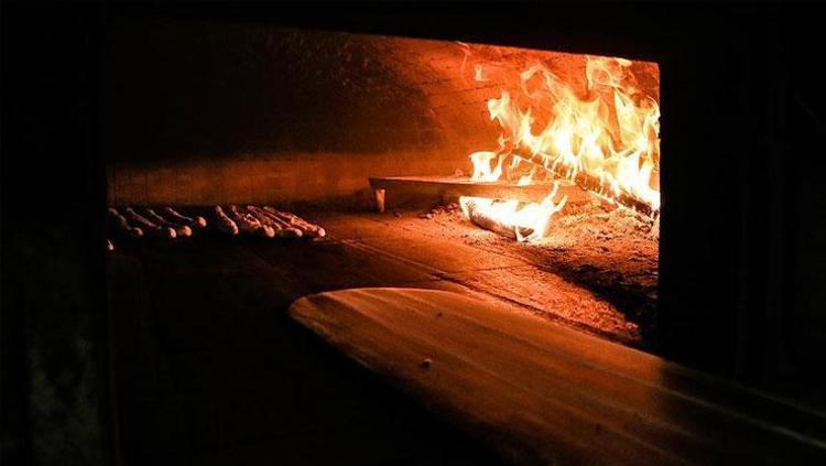 Pide değil sanki bir sanat eseri İncecik &ccedil;ıtır &ccedil;ıtır hamuru ve i&ccedil; harcıyla &ouml;ne &ccedil;ıkıyor