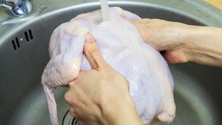 Tavuk pişirirken herkes bu hatayı yapıyor FSAdan korkutan uyarı