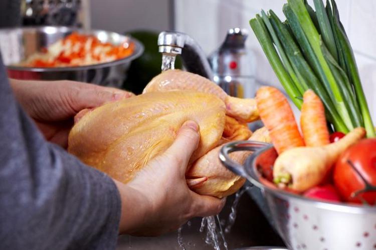 Tavuk pişirirken herkes bu hatayı yapıyor FSAdan korkutan uyarı