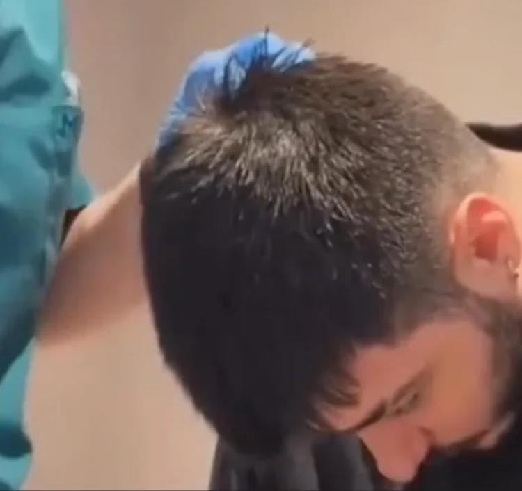 DİKİŞLERİNİ ALDIRDI