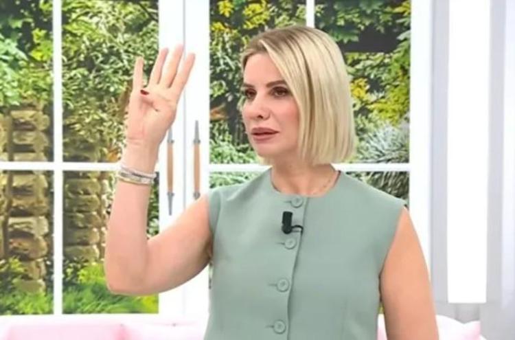 Esra Erol Uluslararası Yardım İşaretini programda uygulamalı gösterdi ve önemini anlattı