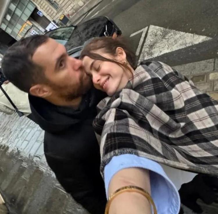 Oğulcan Engin ve İlayda Alişan’dan romantik Londra pozu