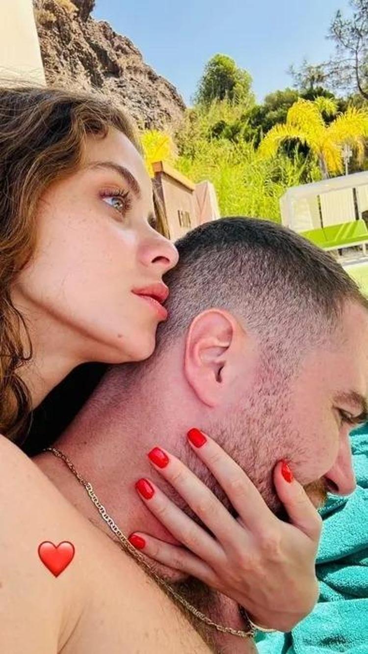 PEŞ PEŞE ROMANTİK PAYLAŞIM