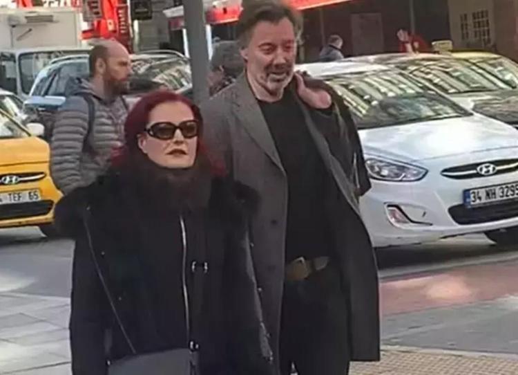 ÇİFTLİĞİNDE TAVUKLARI, KAZLARI VAR
