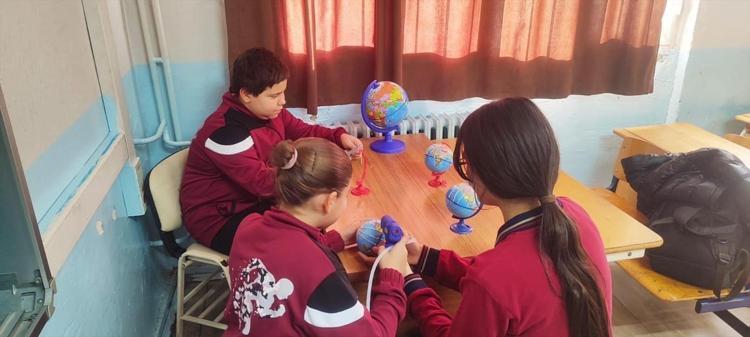 Sınıfın içinde başlayan proje, dünyayı ellerine taşıdı