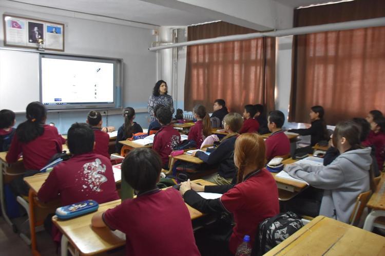 Sınıfın içinde başlayan proje, dünyayı ellerine taşıdı