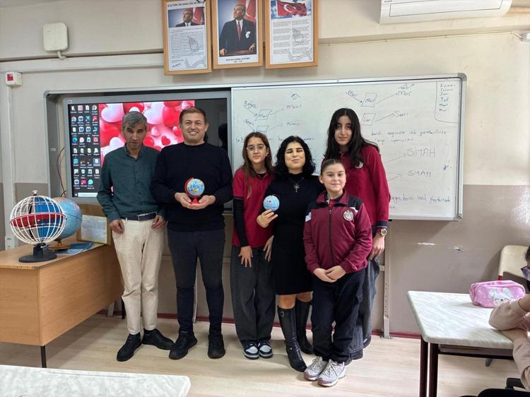 Sınıfın içinde başlayan proje, dünyayı ellerine taşıdı